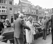 881054 Afbeelding van de aankomst van Koningin Juliana in de Lange Nieuwstraat te Utrecht, ter gelegenheid van de ...